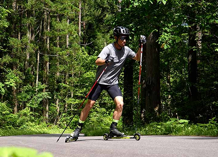 ノルディック複合のトレーニングをする日本代表選手